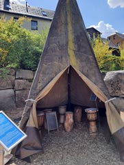 Museum Außenbereich Trommeln im Zelt