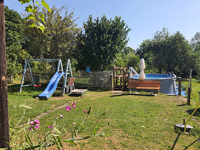 Pool und Schaukel im Garten